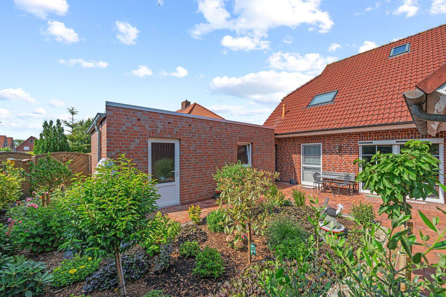Einziehen und wohlfühlen - hochwertig modernisierte Doppelhaushälfte mit Süd-West-Terrasse und neuer Garage – Norden – Vorschaubild 2