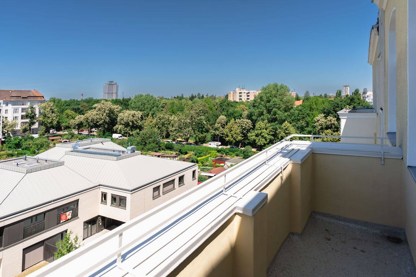 Wilmersdorf: 3-Zimmer Erstbezug im Altbau mit Blicken über die Stadt, 4.OG mit Balkon, Stuck, Regendusche & Badewanne, Fernwärme, Provisionsfrei – Berlin – Vorschaubild 9