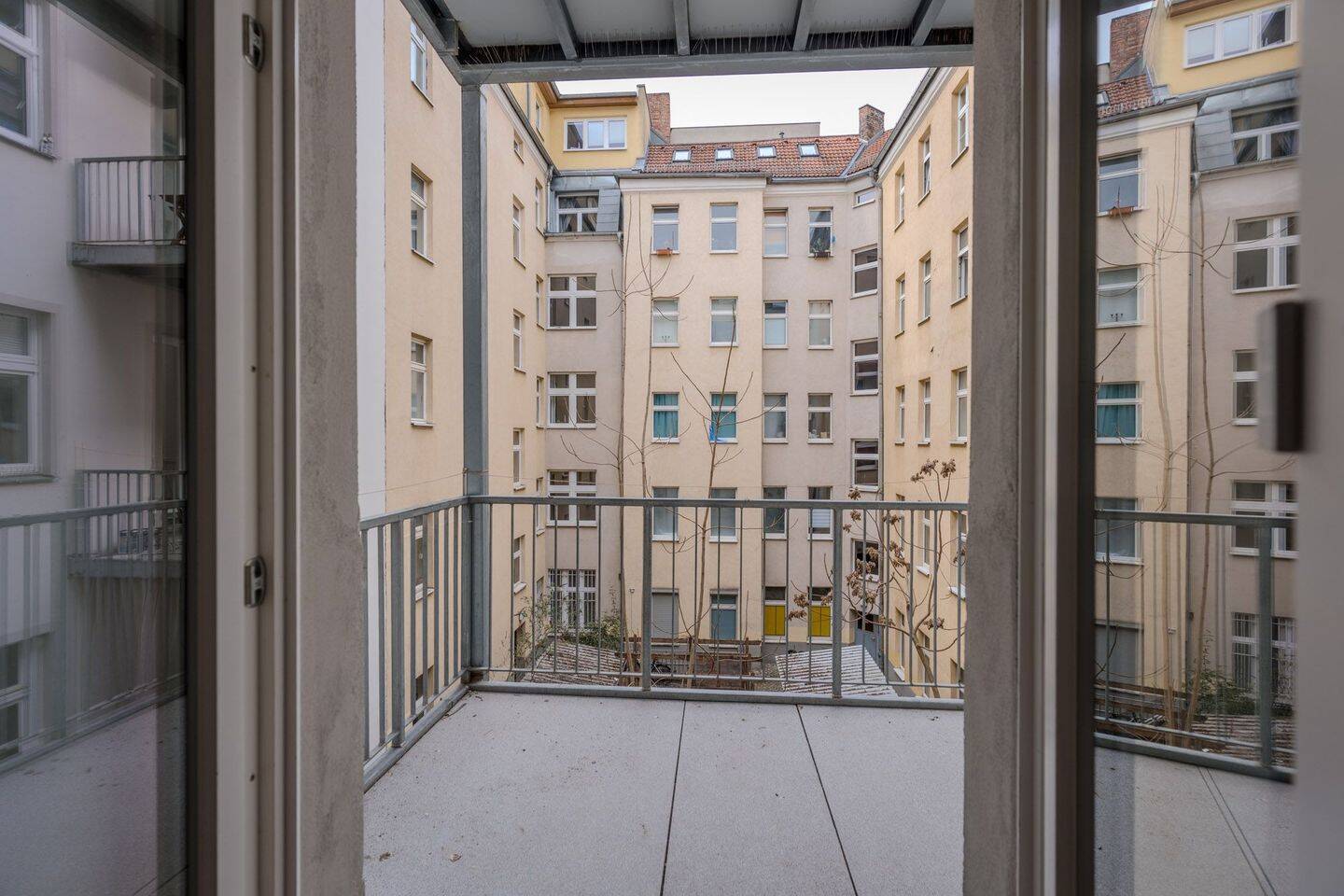 Großzügige, renovierte Altbauwohnung mit großem Balkon im begehrten Samariterkiez. – Berlin – Vorschaubild 2