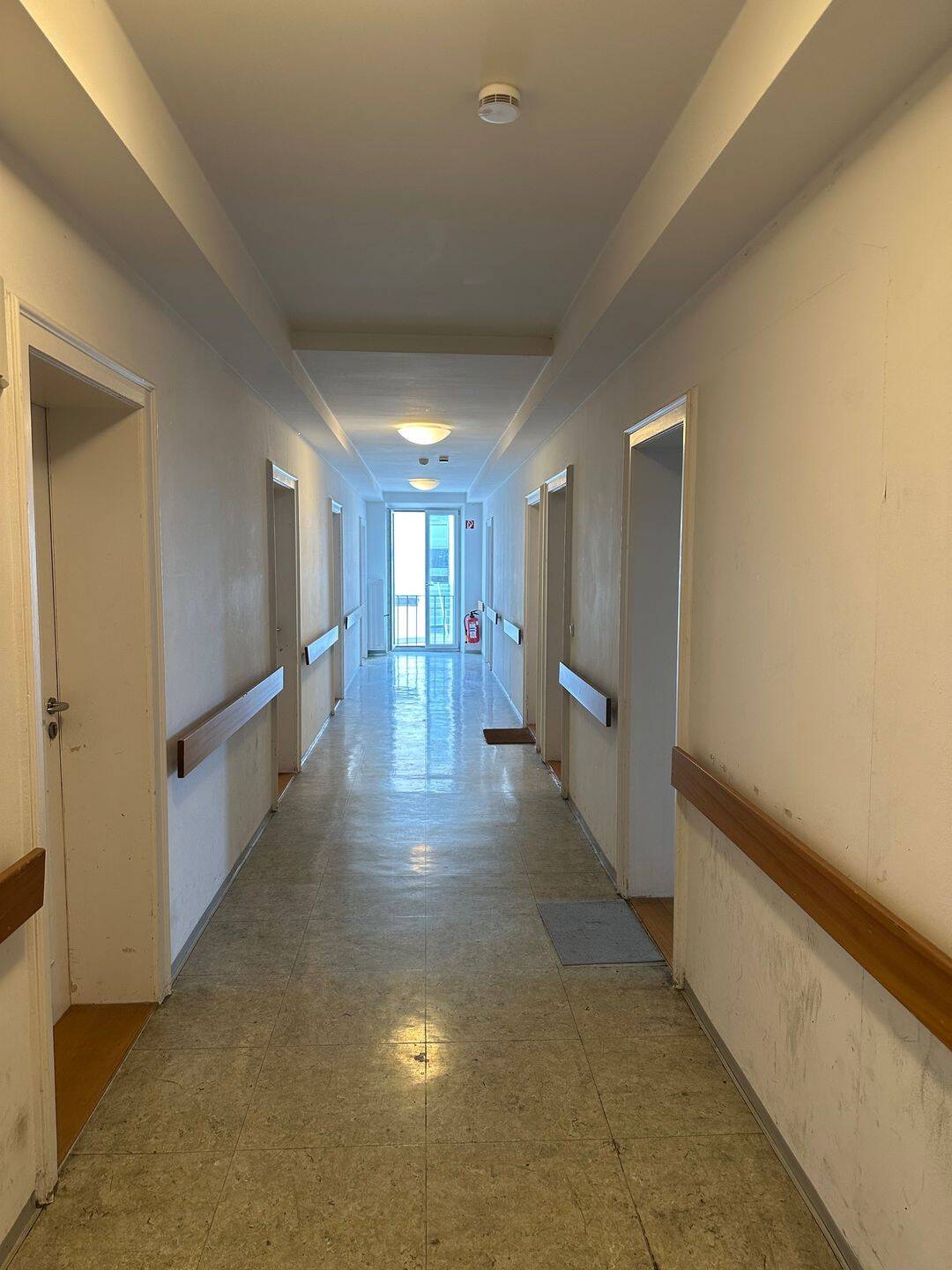 Helles, möbliertes Studentenzimmer mit eigenem Waschbecken in zentraler Lage – München – Vorschaubild 7
