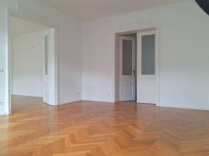 +++ATTRAKTIVE ALTBAU-WOHNUNG MIT ZWEI BALKONE, EICHENHOLZPARKETT, MODERNEM BAD SOWIE LIFT+++