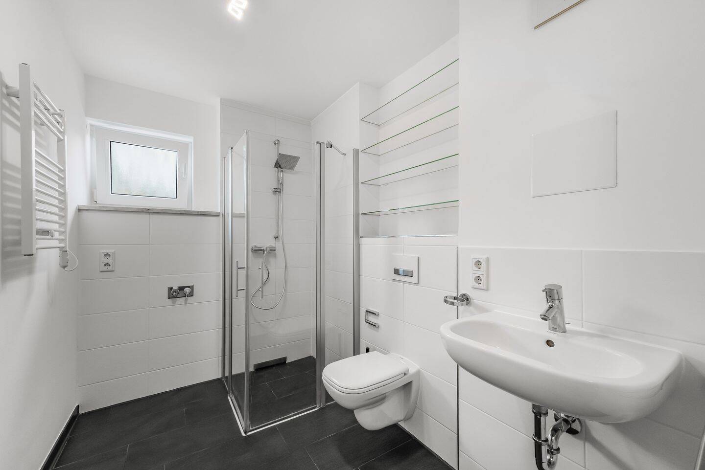 Ruhig gelegene, gepflegte 2-Zimmer-Wohnung mit Südwestbalkon und Lift – München – Vorschaubild 7
