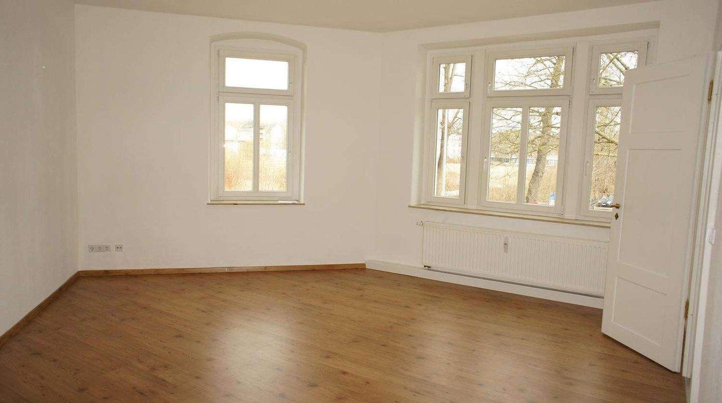 Frei ab 1.3.26 - in ruhiger Seitenstr. mit LAMINAT - im 1. OG – Chemnitz – Vorschaubild 2