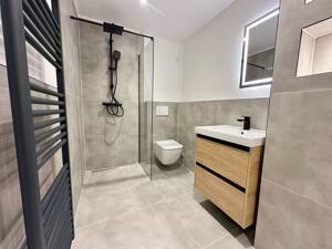 Neubau im Altbau - Kernsanierte 2-Zimmer-Wohnung mit Balkon und offenem Wohnbereich – 40476 Düsseldorf – Vorschaubild 9