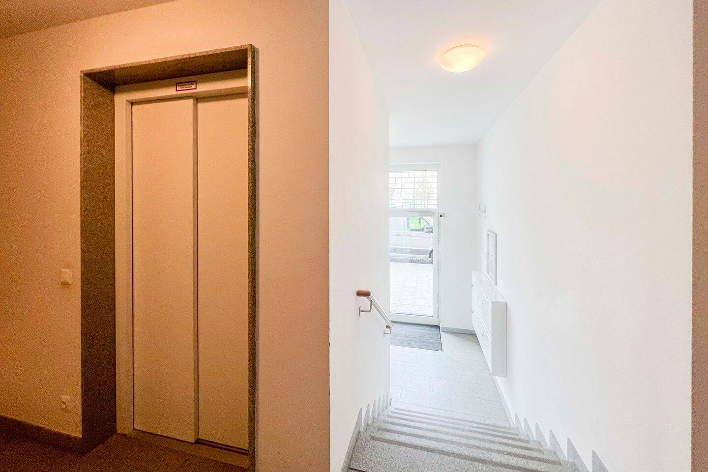 Sofort bezugsfrei: Neuwertige 2-Zimmer-Wohnung mit überdachtem Balkon inkl. Garagenstellplatz! – München – Vorschaubild 8