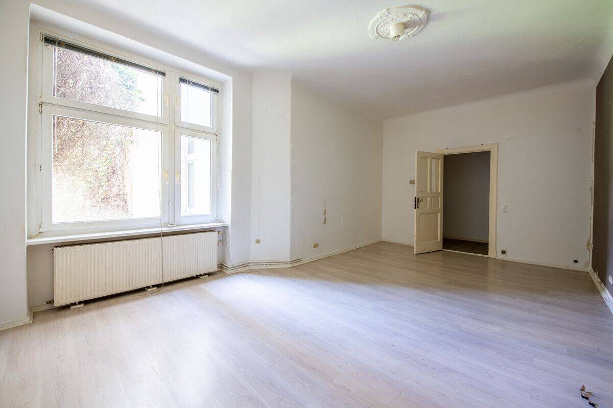 Bezugsfrei: Großzügige 1-Zimmer-Altbauwohnung mit Parkett & Stuck im ruhigen Hinterhaus – 13353 Berlin – Bild 1 von 9