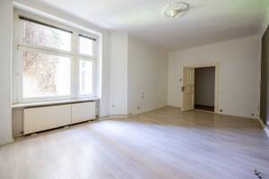 Bezugsfrei: Großzügige 1-Zimmer-Altbauwohnung mit Parkett & Stuck im ruhigen Hinterhaus
