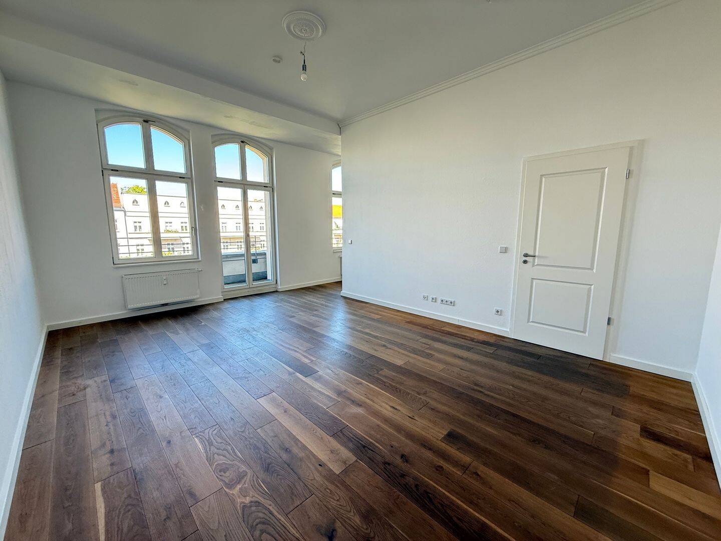 Stilvolle 3-Zimmer-Altbauwohnung mit zwei Balkonen an der Warschauerstr. – Berlin – Vorschaubild 2