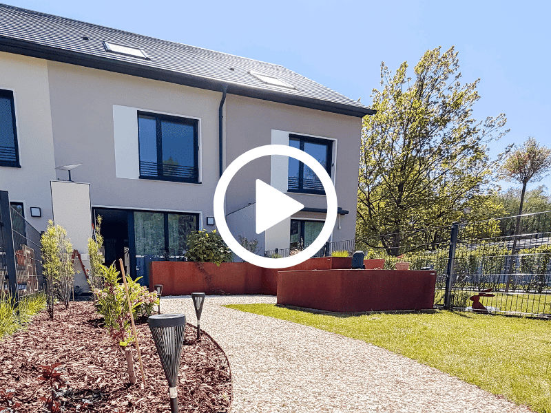 Platz für alle: 5 Zimmer Neubau Reihenhaus auf 145 m² mit Garten und Garage bei Leipzig