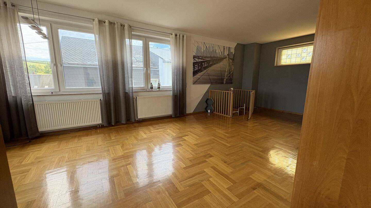 Attraktive Kombination aus Wohnraum und Gewerbefläche mit Entwicklungsmöglichkeiten – Ellefeld – Vorschaubild 8