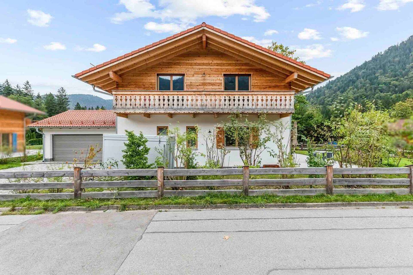 Neuwertiges Einfamilienhaus in sonniger Lage von Schliersee-Neuhaus - bezugsfrei ab 01.05.2026 – Schliersee – Bild 1 von 9