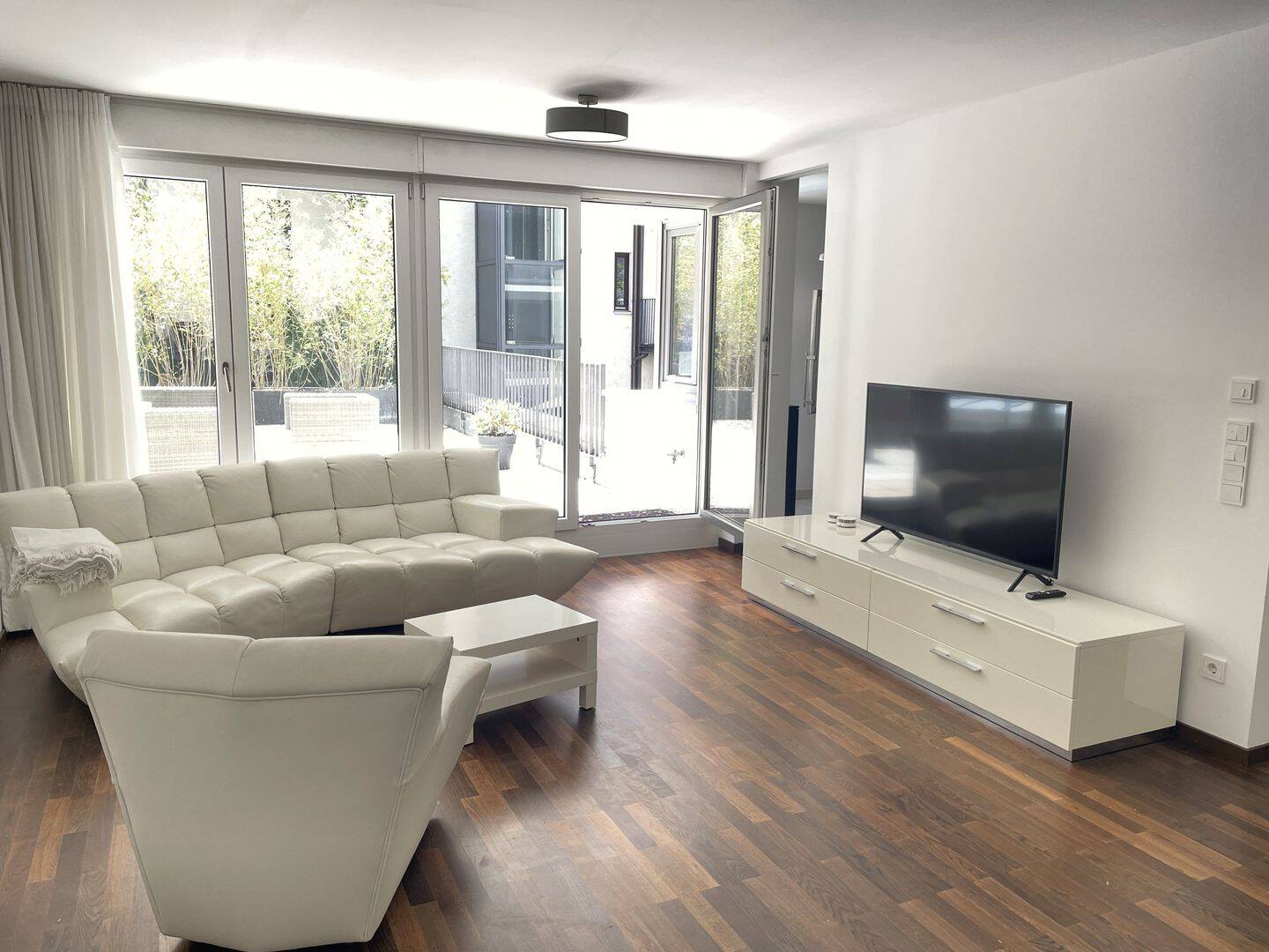 Moderne, bezugsfreie 2-Zi-Citywohnung mit großer Sonnenterrasse und Wellnessoase im Haus – München – Vorschaubild 2