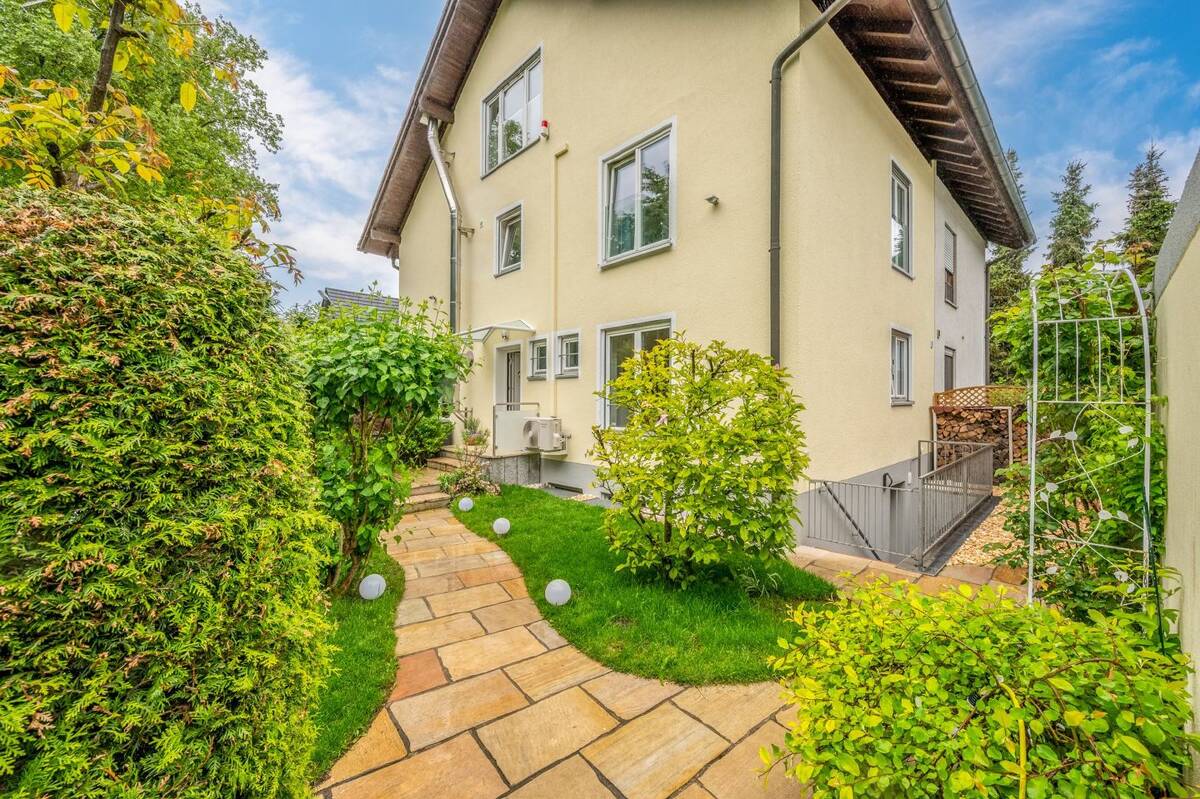 AIGNER - Leben in der Stadt und Natur - Idyllisch, ruhiges Familienhaus am Englischen Garten – 80939 München – Bild 1 von 9