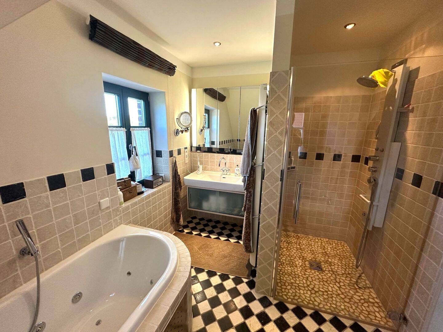 Ihr Rückzugsort im Grünen - Einfamilienhaus mit Einliegerwohnung, Wildkammer und Pool – Userin – Vorschaubild 8