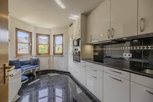 111m² Wohn-Nutzfläche | Bezugsfreie 3-Zi-Gartenwohnung mit Hobbyraum, EBK und Granitausstattung – 80935 München – Vorschaubild 3