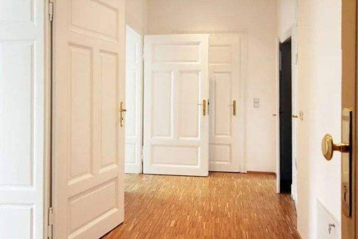 Energetisch sanierte exklusive 2-R-Wohnung ++ Stellplatz ++FBH++Luxus-Bad++Balkon ins Grüne++Parkett und und und – 4129 Leipzig – Bild 1 von 9
