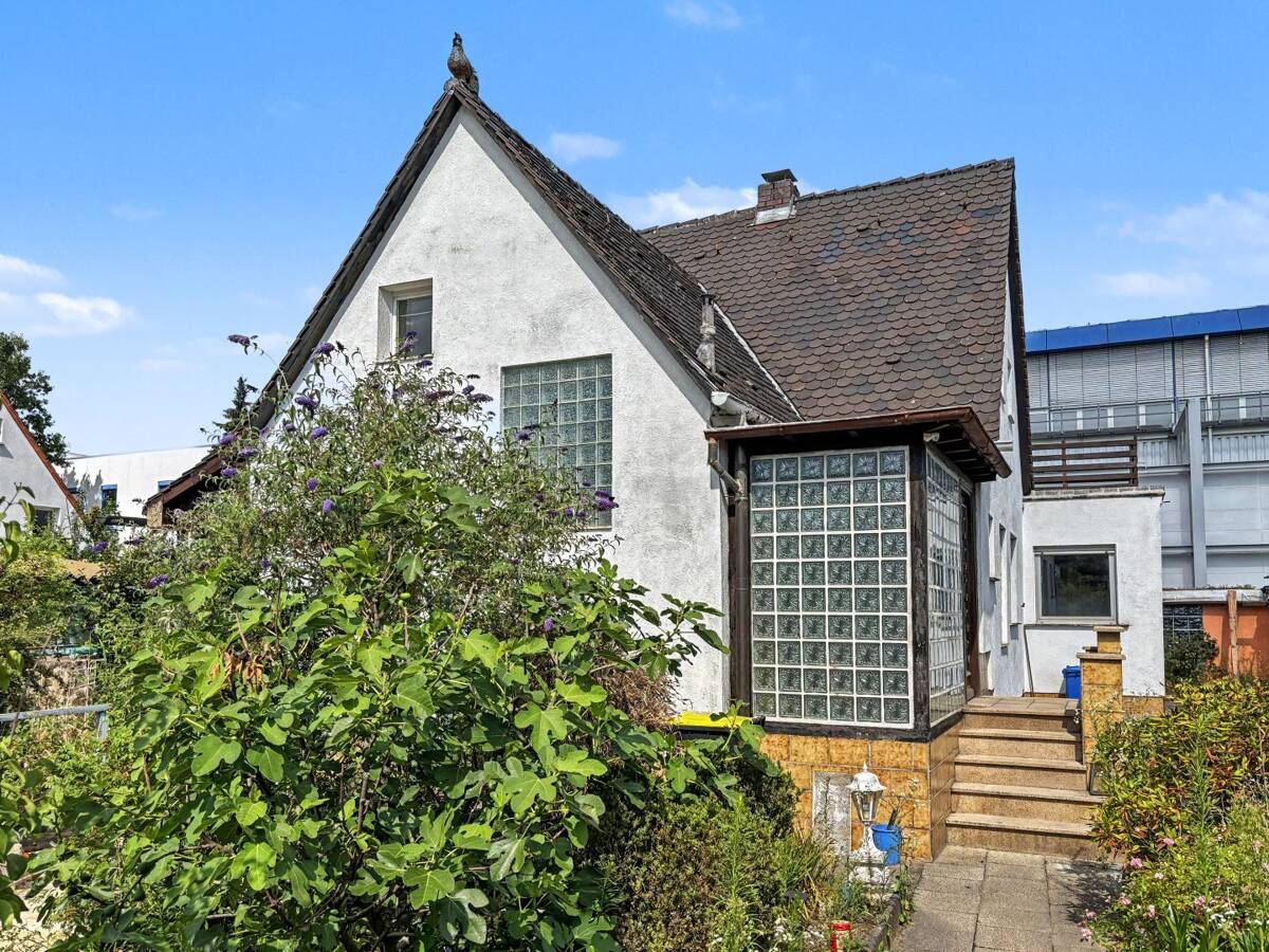 Renovierungsbedürftiges Einfamilienhaus mit 2 Garagen - ideal für Familien - in Nürnberg-Gebersdorf – 90449 Nürnberg – Bild 1 von 9