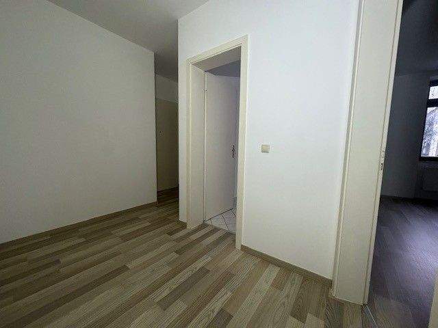 1.OG - Bad mit Fenster - begrünter Innenhof - modernes Laminat ! – Chemnitz – Vorschaubild 4