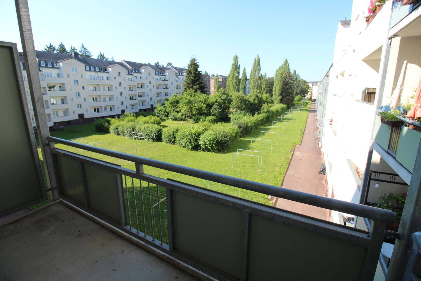 3-Raum-Wohnung mit Balkon zum schönen Innenhof mit Spielplatz – Chemnitz – Vorschaubild 2