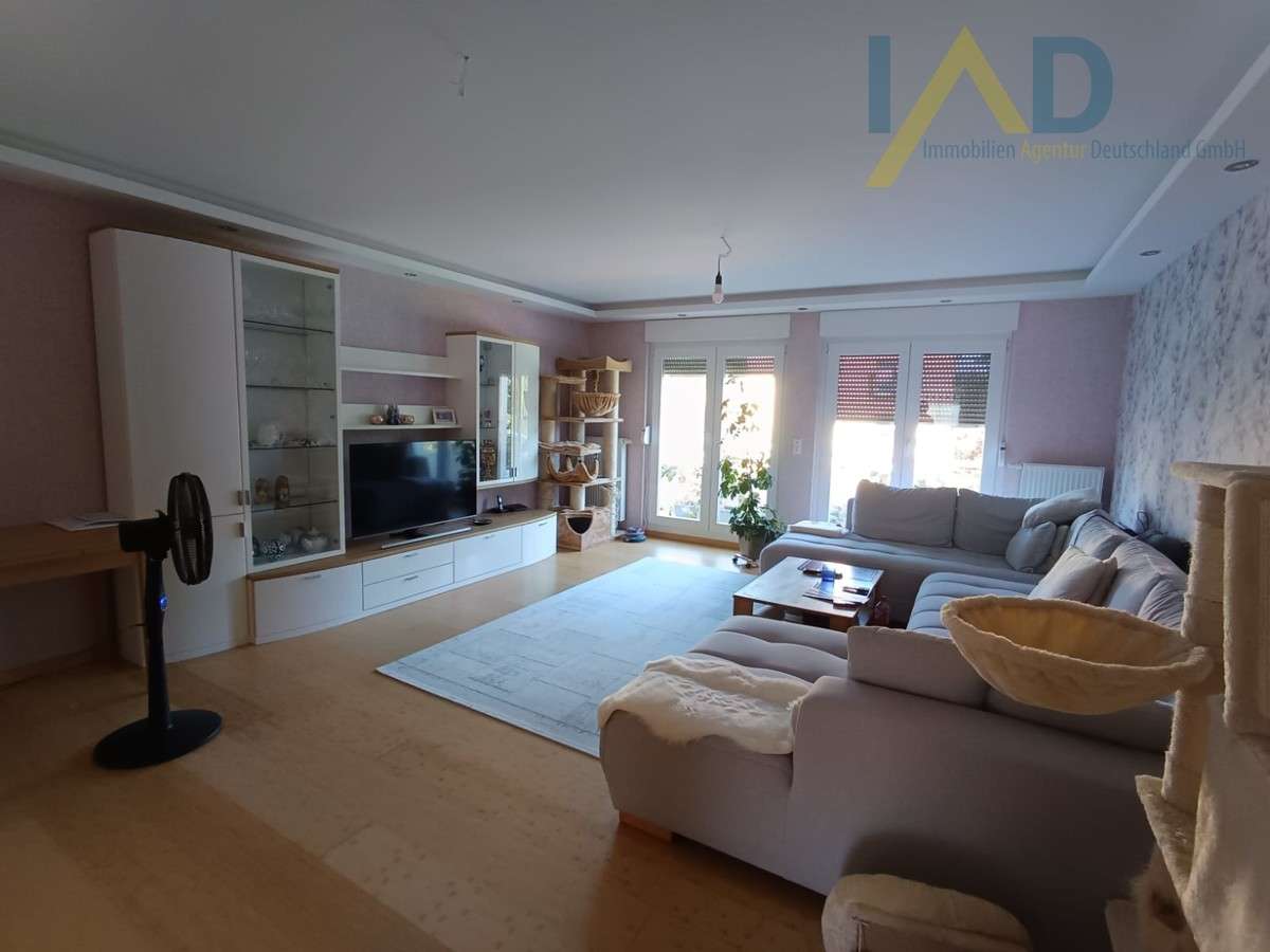 5-Zimmer, 3 Balkons, große Wohnküche in 3-Parteien-Haus