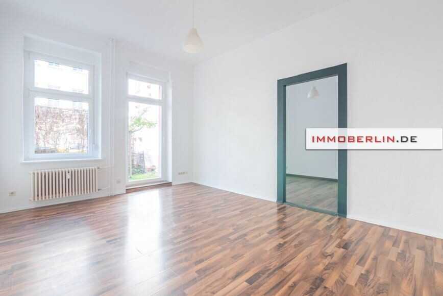 IMMOBERLIN.DE - Helle einzugsfreie Altbauwohnung mit ruhiger Terrasse in beliebter Kiezlage – Berlin – Vorschaubild 3