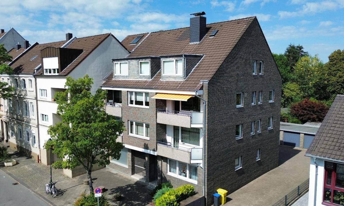 MFH mit grossem attraktivem Gartengrundstueck. Gut vermietet plus Haus im Haus (Maisonette Wohnung) zur privaten Eigennutzung oder Neuvermietung. – 40597 Düsseldorf – Bild 1 von 9