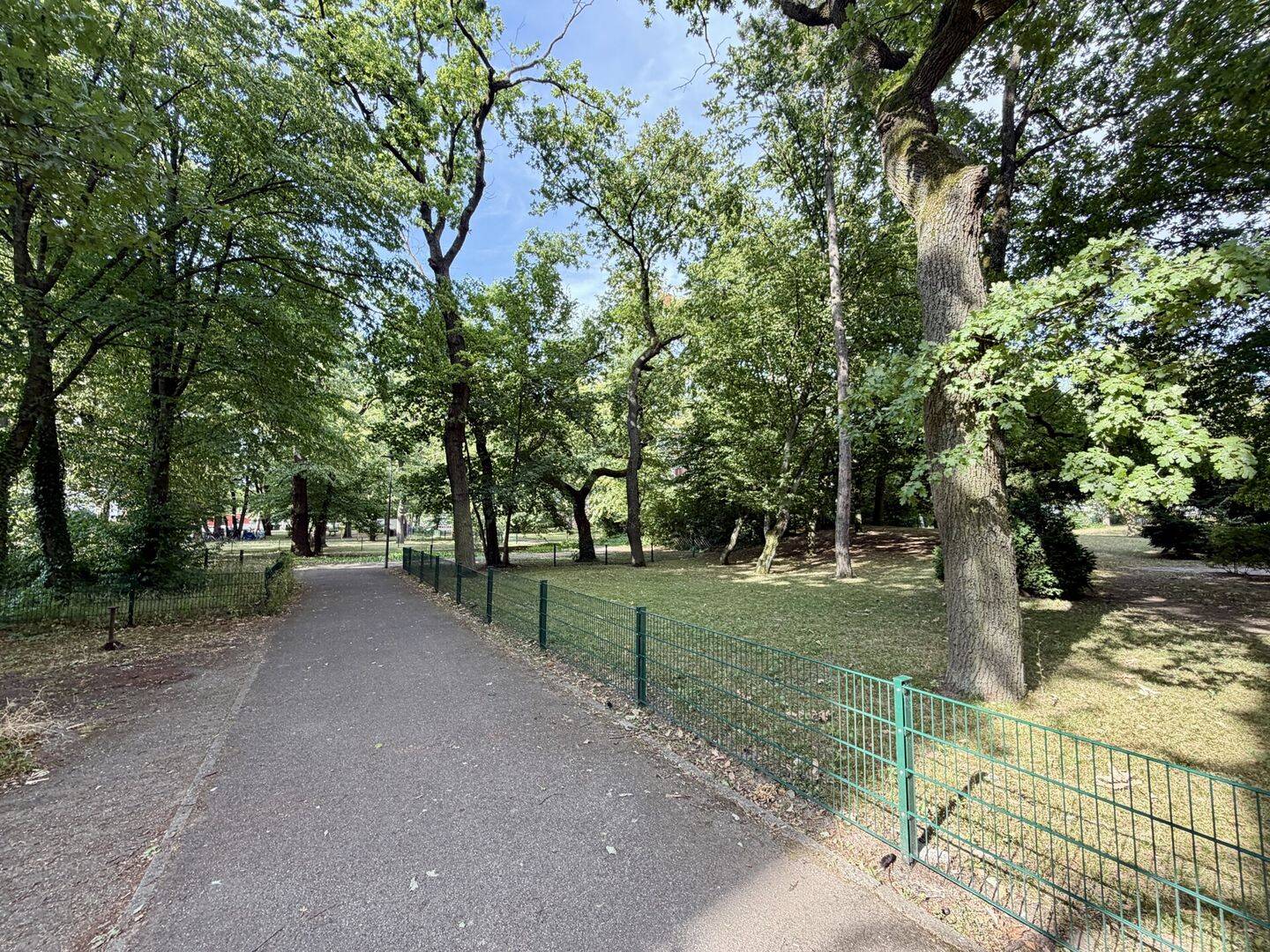 Günstig geschnittene Wohnung in grüner Stadtlage – Karlsruhe – Vorschaubild 2