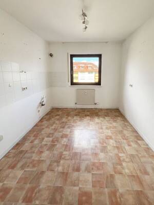 Seltene Gelegenheit: 3-Zimmer-Wohnung mit zwei Balkonen im 2. Obergeschoss nahe Kirdorfer Feld – 61350 Bad Homburg vor der Höhe – Vorschaubild 4