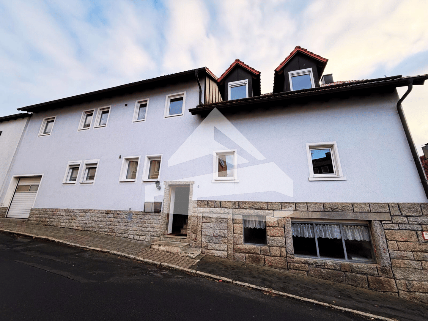 Charmantes Zweifamilienhaus mit 10 Zimmern, Kamin, Terrasse & Balkon – Vielseitig nutzbar in idyllischer Lage – Plößberg – Bild 1 von 9