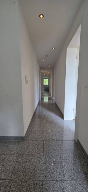 Viel Raum für Ihre Wohnideen: Attraktive 4-Zimmerwohnung mit zwei Balkonen und Garage – 76131 Karlsruhe – Vorschaubild 4