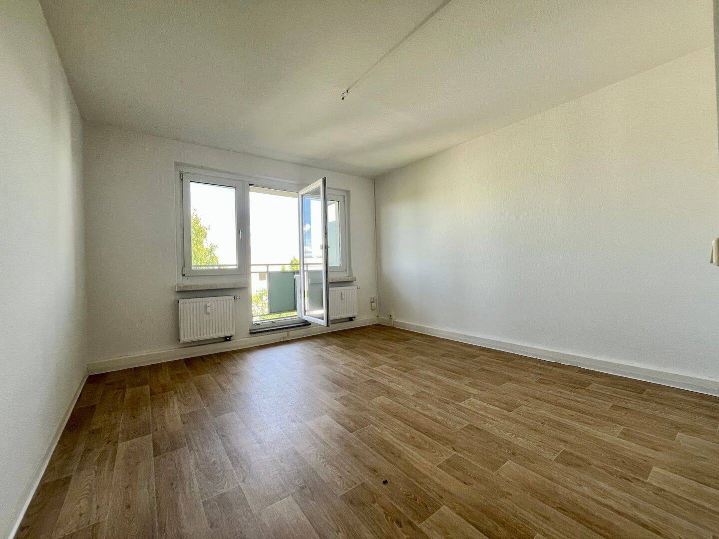 Viel Platz zum Leben: Gepflegte Wohnung mit Balkon und Nähe zu Einkauf & Freizeit – Chemnitz – Bild 1 von 9