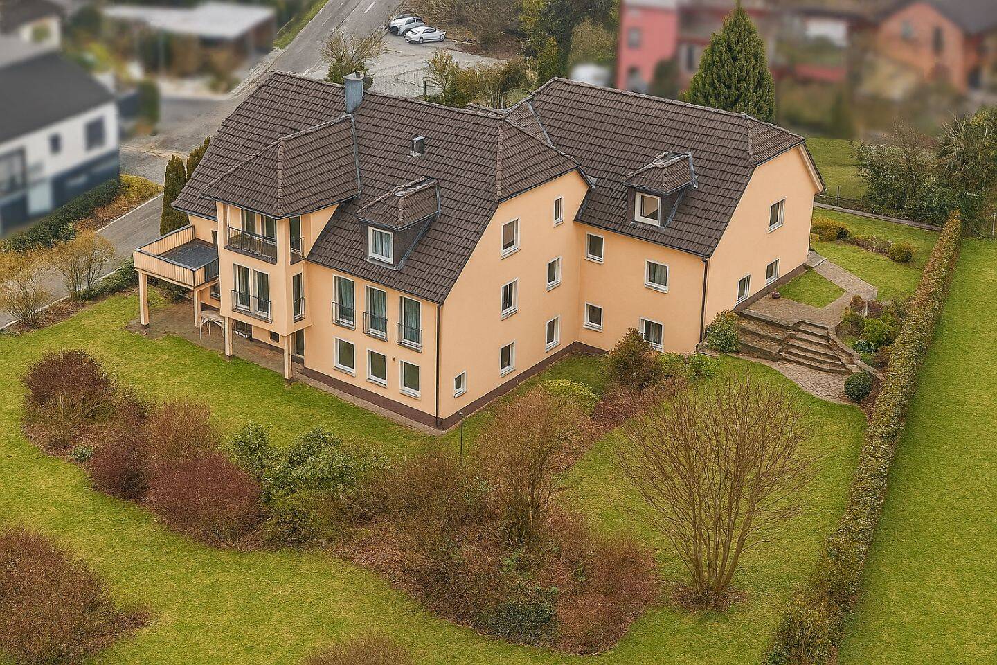 Exklusives Zweifamilienhaus in bevorzugter Lage von Neustadt an der Aisch – Neustadt an der Aisch – Bild 1 von 9