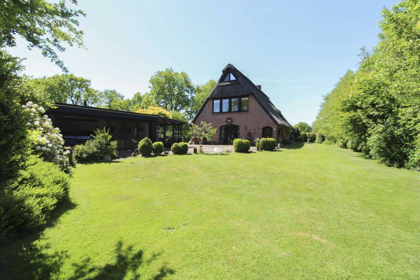 Reetdachidylle in ruhiger Feldrandlage von Wischhafen - Landhaus mit Ferienwohnung – Wischhafen – Bild 1 von 9