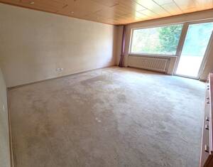 Sanierungsbedürftiges Mehrfamilienhaus in Feldrand- und Sackgassen Lage mit KFZ Stellplätzen – 60437 Frankfurt am Main – Vorschaubild 3