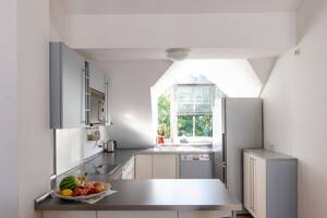 Großzügige 4-Zimmer-Dachgeschosswohnung mit beeindruckender Raumhöhe, Kamin und zwei Balkonen – 81827 München – Vorschaubild 9