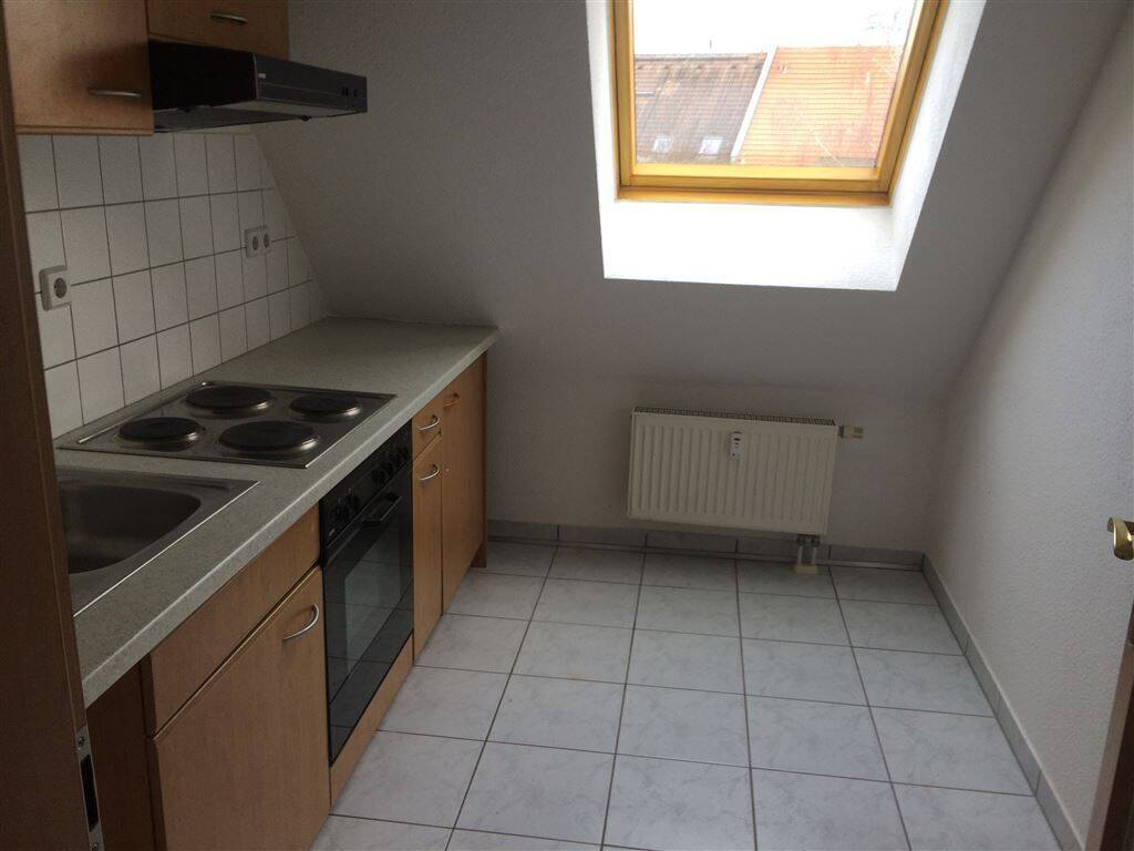 * Kleine und günstige DG 3-Zimmerwohnung mit Wannenbad, EBK und Laminat in ruhiger Lage! *