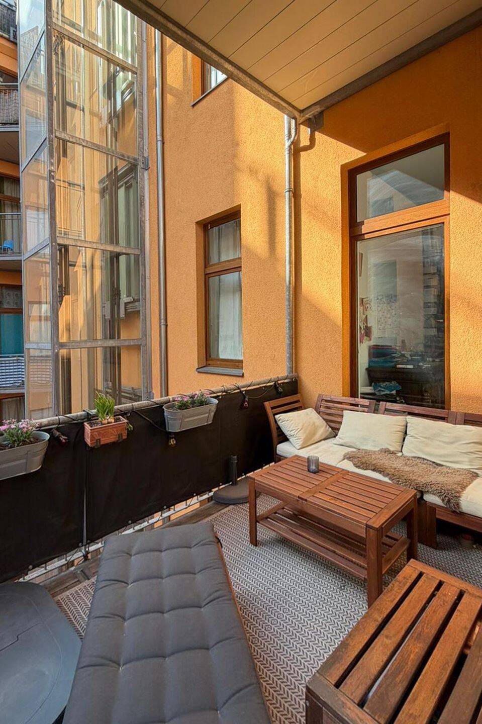 Großzügige Altbauwohnung mit sonniger Terrasse im Herzen von Friedrichshain – Berlin – Bild 1 von 9
