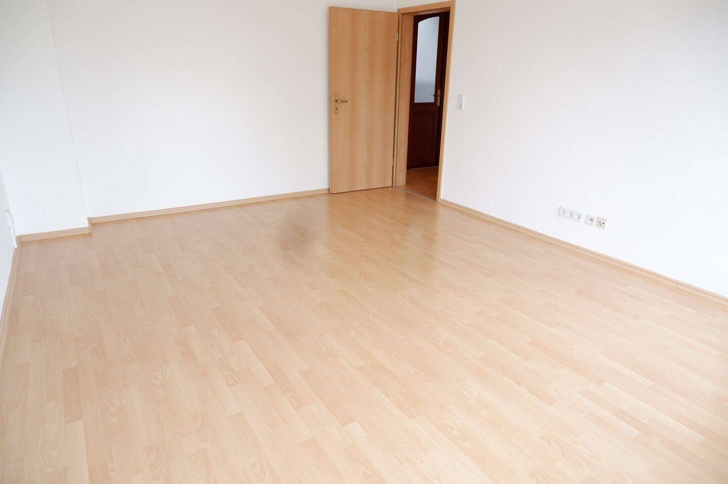 Frei ab 1.6.26 im 3. OG mit Laminat / inkl. moderner EBK !!! – Chemnitz – Vorschaubild 5
