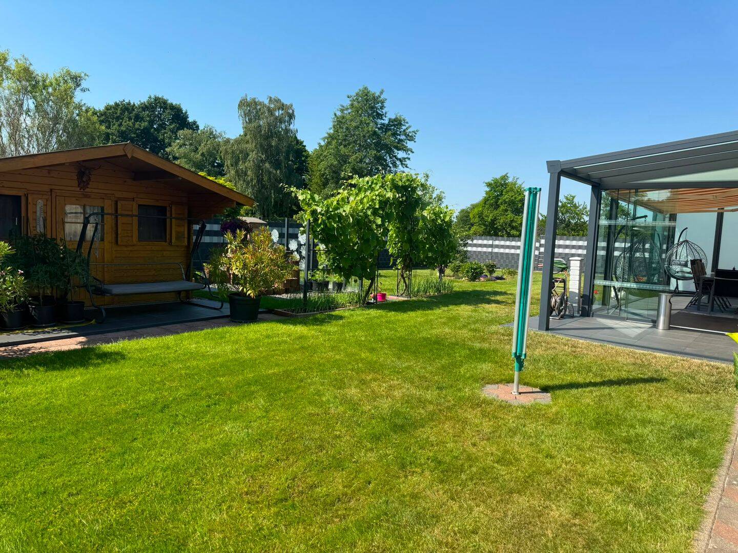 Dieses charmante Einfamilienhaus aus dem Baujahr 2001 überzeugt mit einem großzügigen Platzangebot und einem liebevoll angelegten Grundstück. – Herforst – Vorschaubild 5