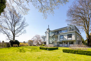Natur trifft Komfort: Gartenwohnung mit Terrasse und Pool