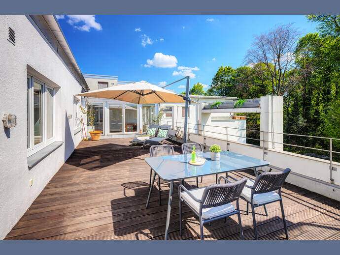 Möbliert: Dachterrassenwohnung in Solln – München – Bild 1 von 9