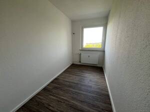 Geräumige Familienwohnung mit Balkon in Zwickau, Neuplanitz – 8062 Zwickau – Vorschaubild 3