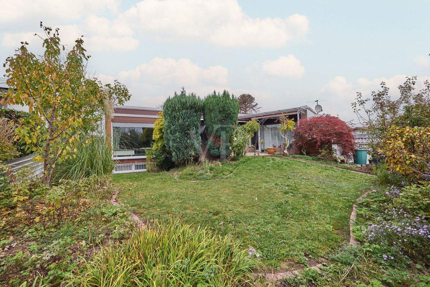Leben auf einer Ebene - Bungalowstil mit gepflegtem Gartenparadies und Einliegerwohnung! – Reinheim – Bild 1 von 9