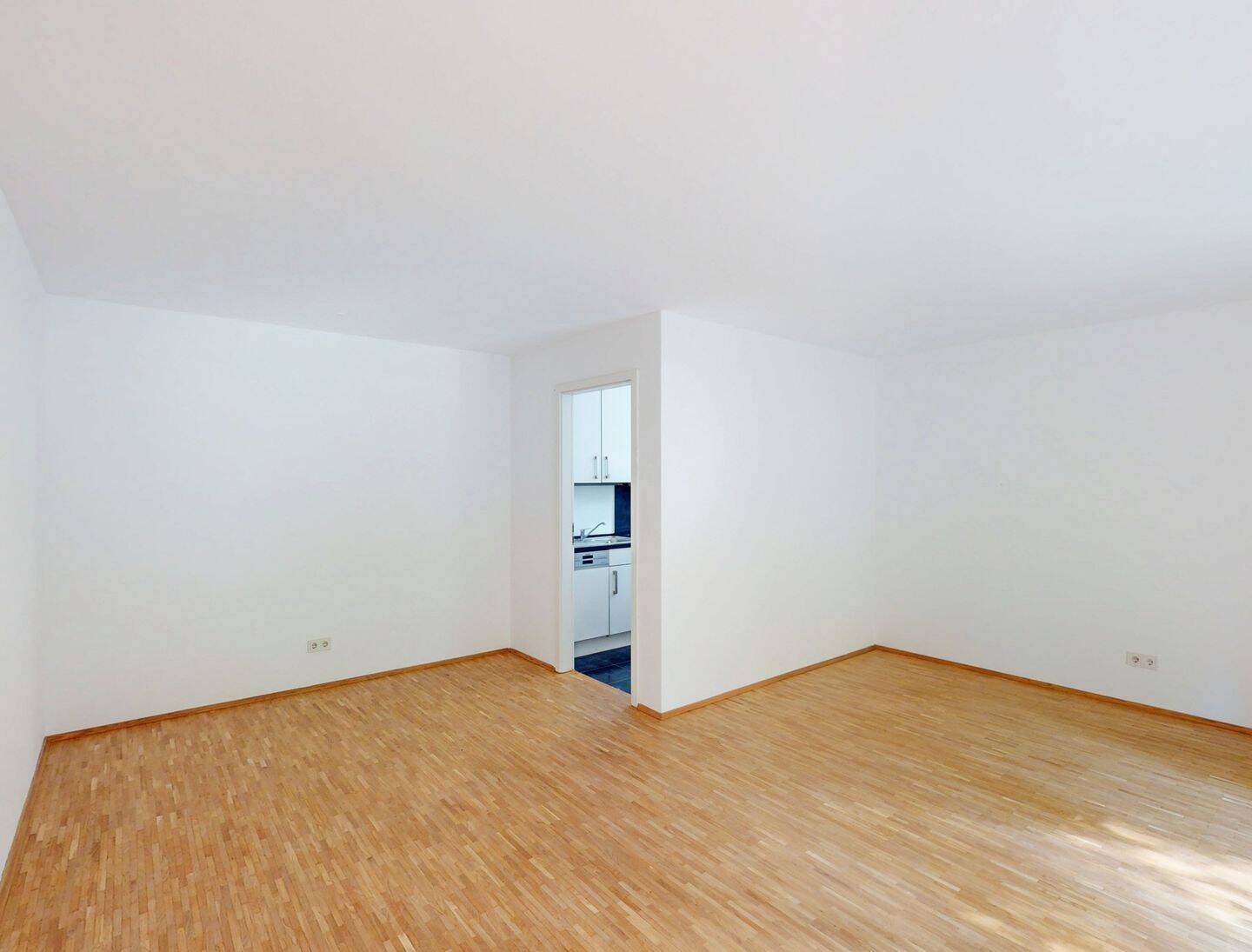 Attraktive 4 Zimmer Wohnung mit Balkon und separater Küche – München – Vorschaubild 2