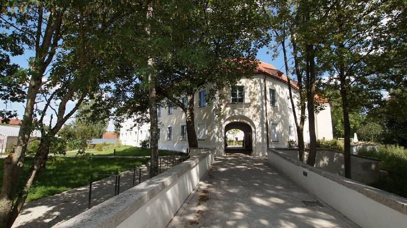 Große 3 Zimmer-Wohnung mit 2 Terrassen im Schloss Geltolfing