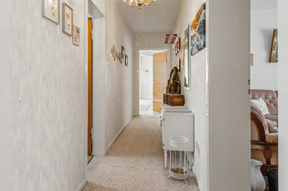 Gepflegtes 3-Fam.-Haus in verkehrsberuhigter Lage von Opladen mit bezugsfreier 4-Zimmer-EG-Wohnung! – Leverkusen – Vorschaubild 2
