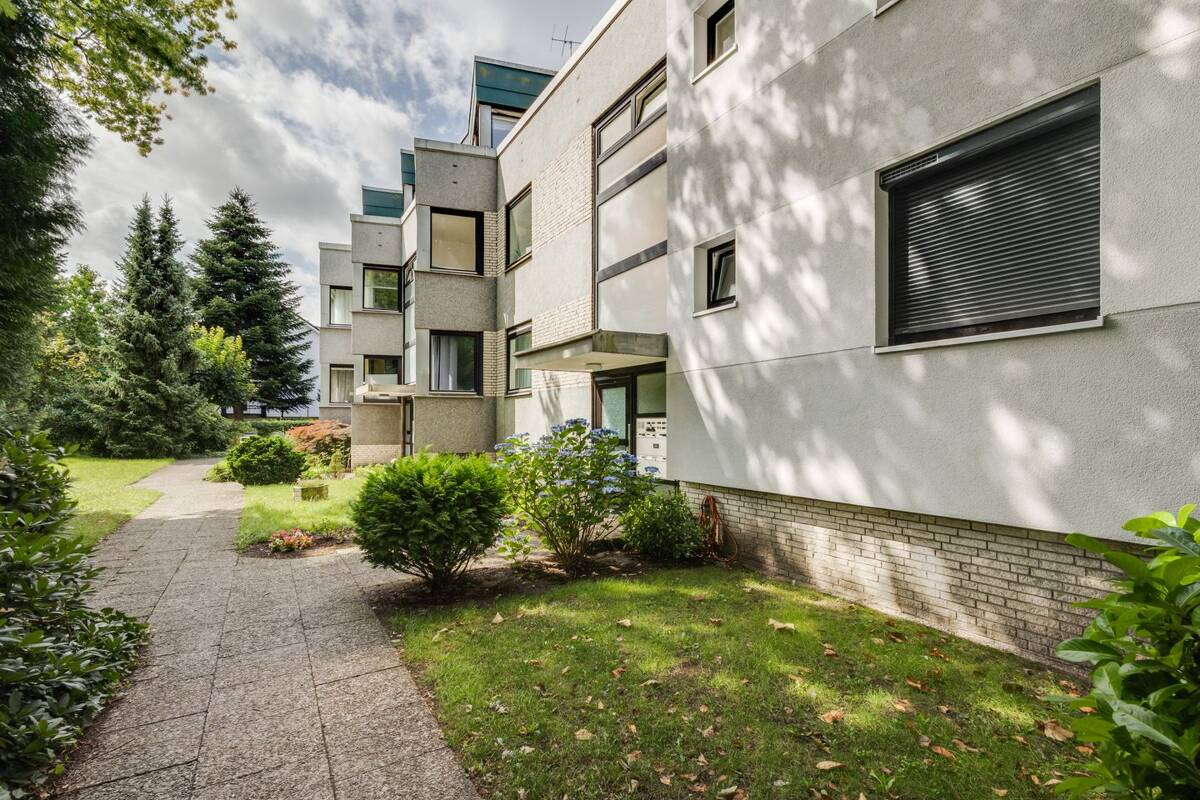 Modernisiert, barrierearm, große Terrasse - Wohnkomfort mit Tiefgaragenstellplatz in Sülldorf – 22589 Hamburg – Bild 1 von 9