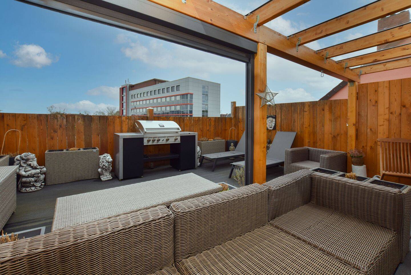 Exklusive Dachgeschosswohnung mit 34 m² Dachterrasse, Einbauküche & Stellplatz im östlichen Ringgebiet – Braunschweig – Vorschaubild 2