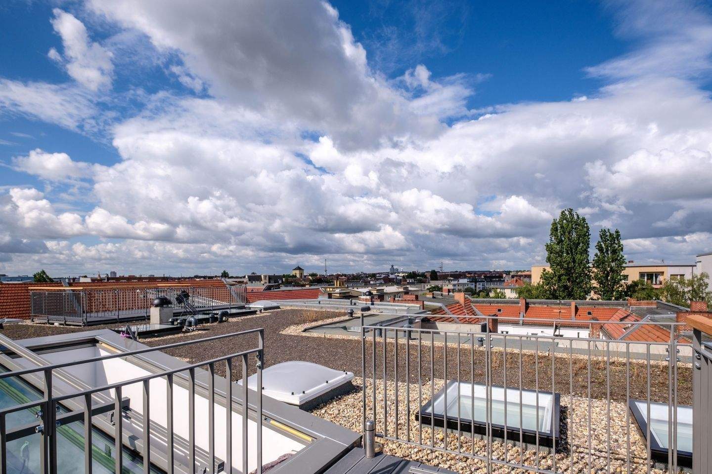 Moderne Dachgeschosswohnung und klassischer Altbau. 2-Zimmer mit Aufdachterrasse in Charlottenburg – Berlin – Vorschaubild 7