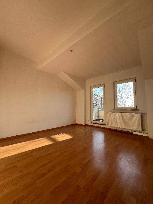 **freundliche, helle 4-Raum-Wohnung im DG mit Balkon** – Chemnitz – Vorschaubild 5
